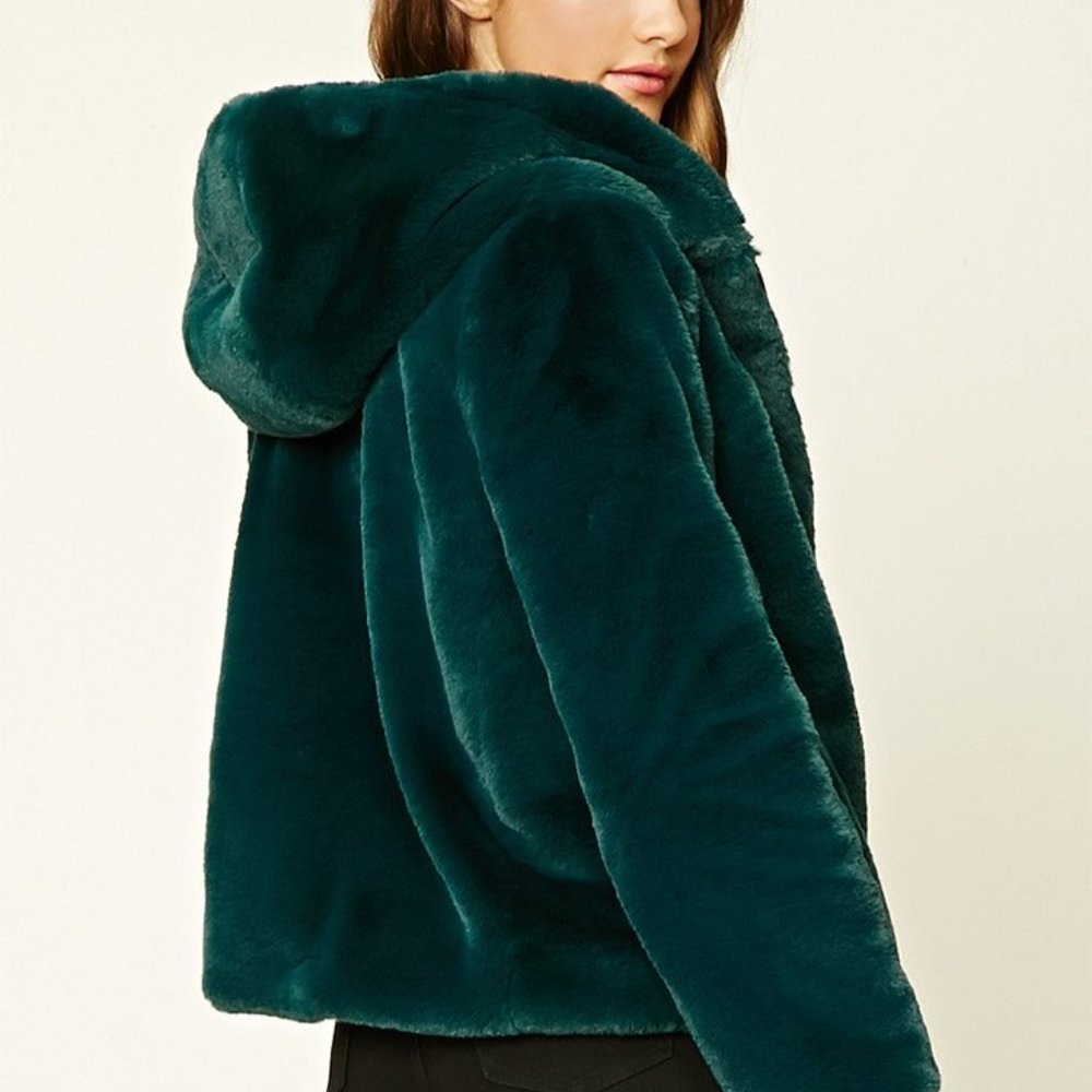 Forever 21 Dark green thick coat with hood and pockets SMALL